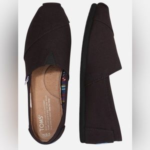 NWT Tom’s black canvas slip-on